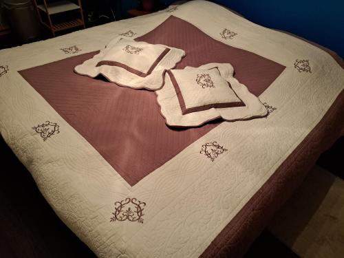 a bed with towels on top of it at Nouvelles chambres très confortables avec réfrigérateur in Anhée