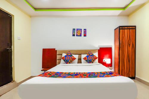 een slaapkamer met een groot bed in een kamer bij FabExpress Broholic Suites in Hyderabad