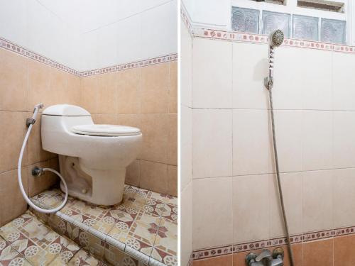 La salle de bains est pourvue d'une douche et de toilettes. dans l'établissement OYO Life 91994 Sawerigading Jatinangor Syariah, à Sayang