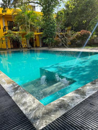 希卡杜瓦的住宿－Easy Living，游泳池,水中射入水中