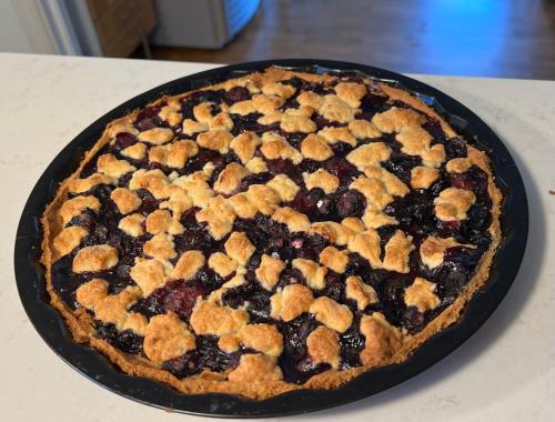 a blueberry pie sitting on top of a table at Yaberg Affären in Hyltebruk