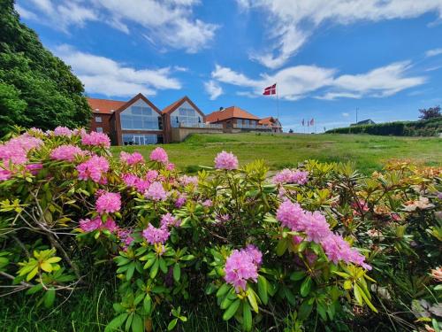 a bush of pink flowers in front of a house at Severin Kursuscenter og Konferencehotel in Middelfart