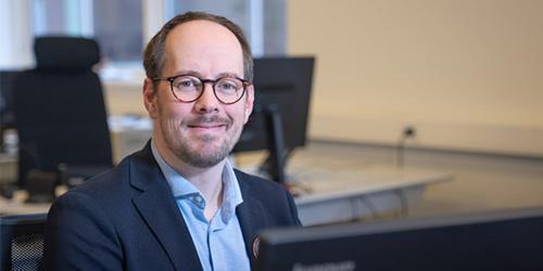 a man wearing glasses sitting in front of a computer at Severin Kursuscenter og Konferencehotel in Middelfart