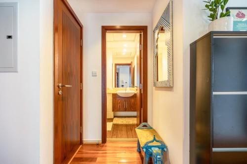 ドバイにあるBurj Residences T3 Premium Apartmentの廊下(洗面台付きのバスルーム付)