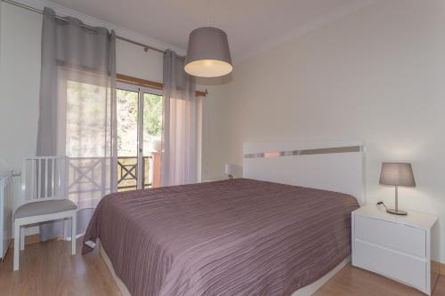 - une chambre blanche avec un lit et une fenêtre dans l'établissement Luxe villa Sesimbra secret corner 2, à Sesimbra