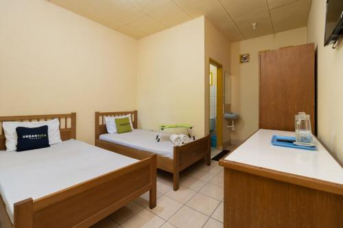 Postel nebo postele na pokoji v ubytování Urbanview Hotel Griya Astoeti 2 Cisarua Puncak