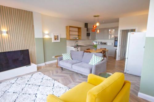 a living room with a couch and a kitchen at Garden Apartment Winchester in Winchester