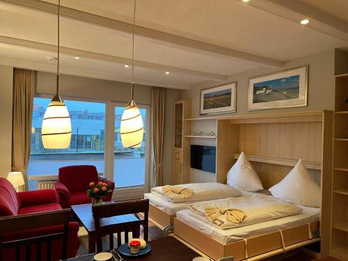 a hotel room with a bed and a living room at Robbe in Westerland
