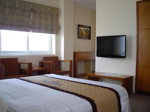 TV a/nebo společenská místnost v ubytování The Queen Hotel Ninh Binh