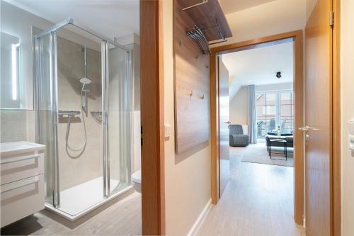 La salle de bains est pourvue d'une douche et de toilettes. dans l'établissement Ferienwohnung Hygge, à Timmendorfer Strand