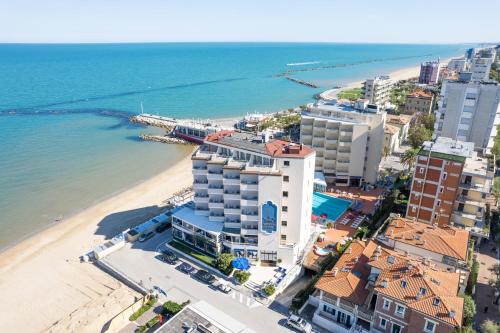 een luchtzicht op een strand met gebouwen en de oceaan bij UNAHOTELS Imperial Sport Hotel in Pesaro