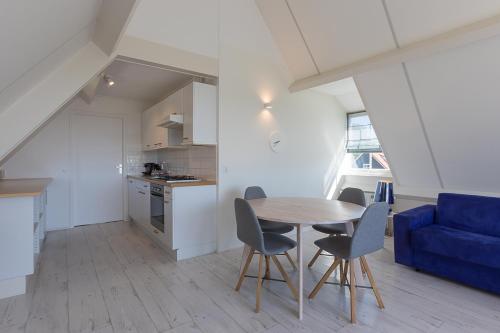 Cuisine ou kitchenette dans l'établissement Hello Zeeland - Appartement Brouwerijweg 43-1
