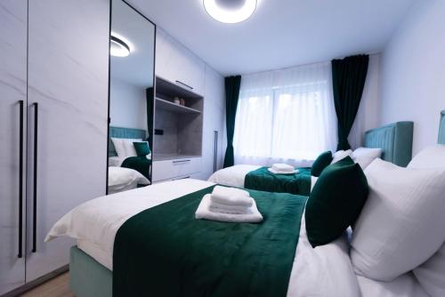 - une chambre avec 2 lits et un miroir dans l'établissement Villa Coral, à Vrelo Bosne