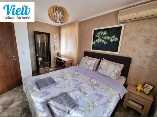 um quarto com uma cama grande e um quadro na parede em The View Veliko Tarnovo em Veliko Tarnovo