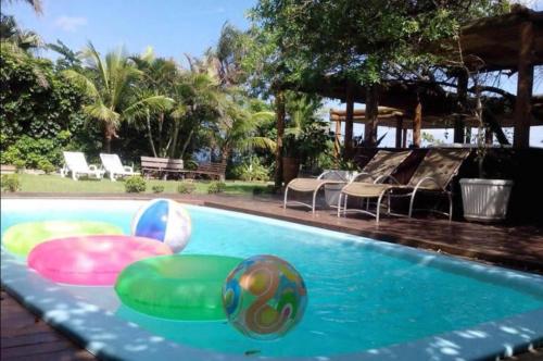una piscina con bolas inflables de colores. en Jurerê Beira Mar Residence, en Florianópolis