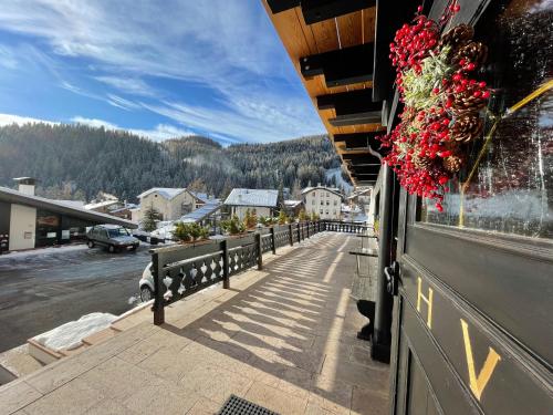 un bâtiment avec une couronne sur le côté d'une rue dans l'établissement Hotel Valgranda Wellness & Spa, à Val di Zoldo