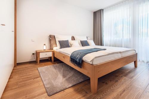 een slaapkamer met een bed in een kamer met een raam bij Ferienwohnung Veilcheneck in Erfurt
