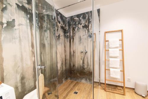 een badkamer met een douche en een glazen deur bij Ferienwohnung Veilcheneck in Erfurt