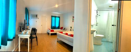 een kamer met een badkamer met een bank en een douche bij Davao Airport View Hotel in Davao City