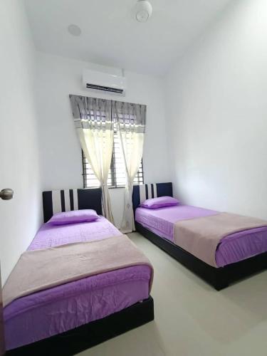 Ένα ή περισσότερα κρεβάτια σε δωμάτιο στο Homestay Kemaman Fyna07 Banglo Mewah 5 KM Dari Pantai Kijal