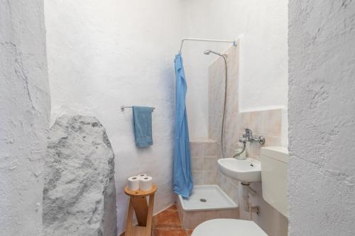 biała łazienka z toaletą i umywalką w obiekcie Casa Aitana-abdet -val de Guadalest w mieście Confrides