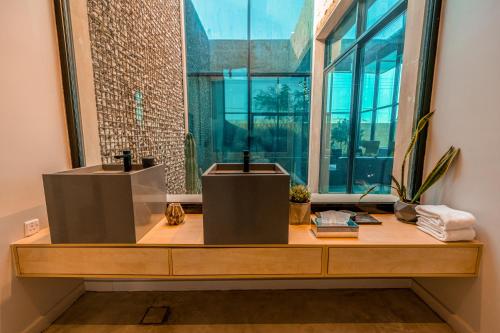 escritorio en una habitación con ventana grande en Najdarah Resort en Riad