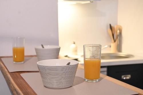 zwei Gläser Orangensaft auf einer Küchentheke in der Unterkunft L'Acacia #Hyper-centre #Marché couvert in Cognac