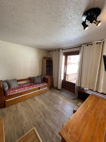 瓦托倫斯的住宿－Cosy Condo Ski-In Out Val Thorens，一间卧室设有一张床和一个大窗户