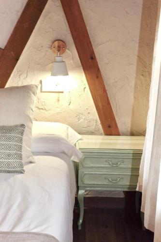 a room with two beds and a table with a lamp at Mi capricho de Candeleda in Candeleda