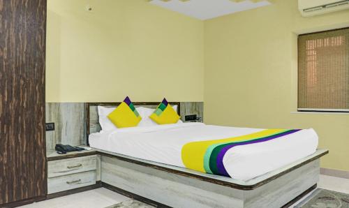 a bedroom with a large bed with a colorful blanket at Itsy Hotels Cradle Regency in Rānchī