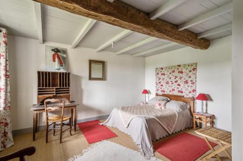 una camera da letto con un letto, una scrivania e una sedia di Villa spacieuse avec piscine privée, à Salies, 250 m², 6 chbres a Saliès