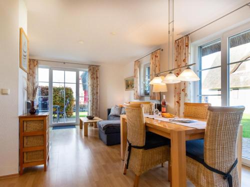 a kitchen and living room with a table and chairs at Ferienhaus To Hus in Vieregge