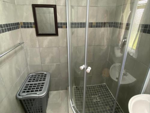 Ένα μπάνιο στο Simbia Contractors Inn