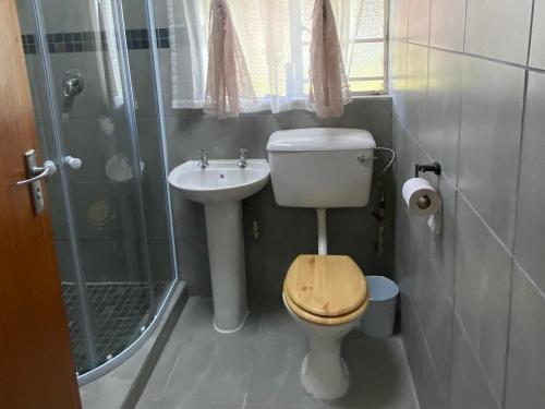Ένα μπάνιο στο Simbia Contractors Inn