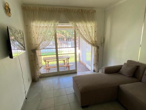 Χώρος καθιστικού στο Simbia Contractors Inn