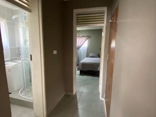 Ένα ή περισσότερα κρεβάτια σε δωμάτιο στο Simbia Contractors Inn