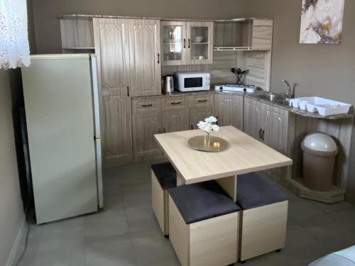Η κουζίνα ή μικρή κουζίνα στο Simbia Contractors Inn