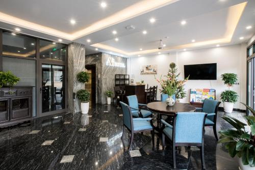 une salle à manger avec une table et des chaises bleues dans l'établissement Aui Hotel, à Ðoan Xá