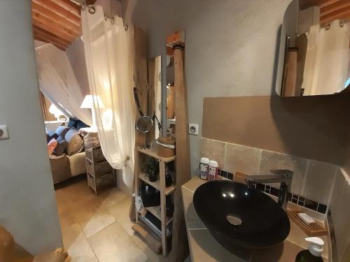 Un baño con un inodoro negro y un lavabo. en Massacan-Vue Mer, en Le Lavandou