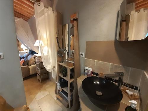 a bathroom with a black toilet and a sink at Massacan-Vue Mer in Le Lavandou