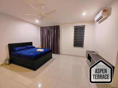 um quarto com uma cama e uma ventoinha de tecto em Aspen Terrace - Classy Homestay 3 Rooms, 4 Baths em Sitiawan