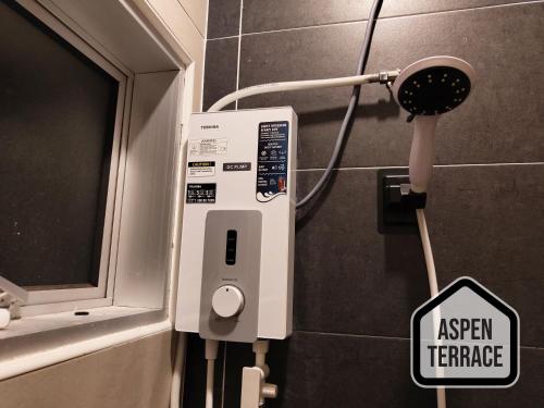 uma máquina de transferência asayan numa casa de banho em Aspen Terrace - Classy Homestay 3 Rooms, 4 Baths em Sitiawan