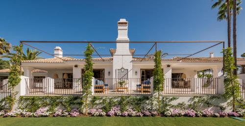 Casa blanca grande con balcón en LVone, Villa in Los Verdiales, Golden Mile, en Marbella