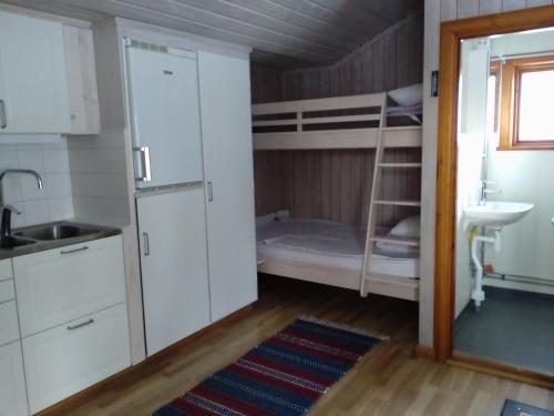 Habitación pequeña con litera y lavamanos en Fyrklöverns Stugby, en Rättvik