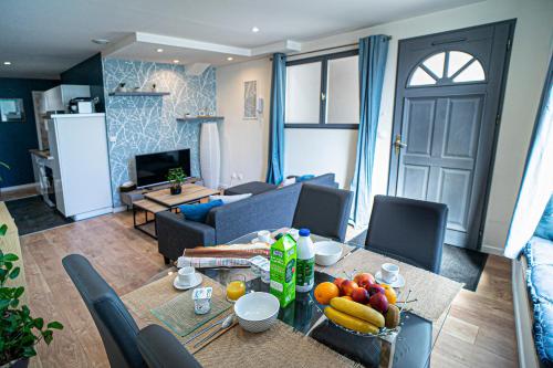 - un salon avec une table et des fruits dans l'établissement ONLOC - Proche Halles Appart - 2 chbres - Parking, à Pau