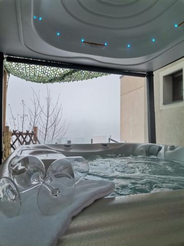 a pair of glasses sitting on top of a tub at Apartment Panorama Gerlitzen in Treffen