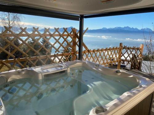 a jacuzzi tub with a view of the mountains at Apartment Panorama Gerlitzen in Treffen