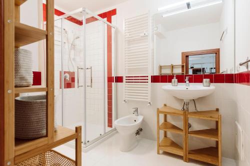 y baño con aseo y ducha. en Guest House DEA OPI en Roma