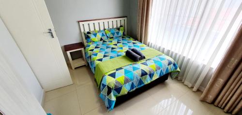 1 dormitorio con cama con almohada en Mermel 4 - Sleeps 6 - Overlooking Margate Lagoon! en Margate