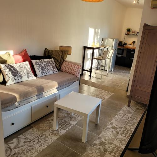 un salon avec un canapé et une table dans l'établissement LE MAZET, à Saint-Raphaël